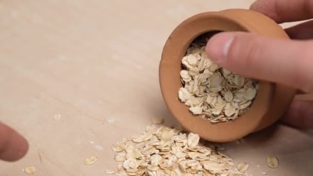 Grains d'avoine roulés dans un pot de faïence. Tournage vidéo 4k. — Video