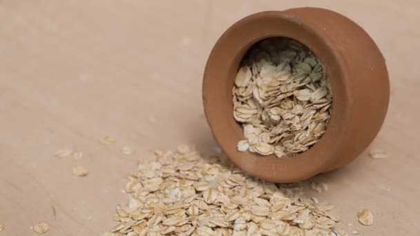 Rolled oats grains in a faience pot. 4k video shot. — Stock Video