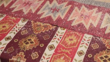 Halıya dökülen yemek kırıntıları elektrikli süpürgeyle temizleniyor. 4k video görüntüsü.