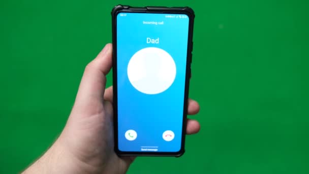 Auf das Smartphone kommt ein Anruf. Mein Vater ruft an. — Stockvideo