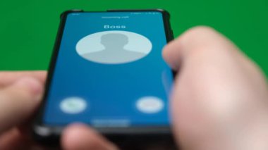 Akıllı telefondan bir arama geliyor. Patronum arıyor..