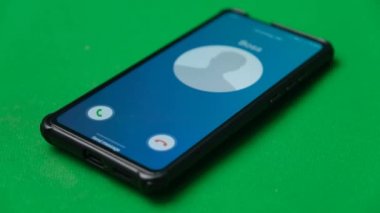 Akıllı telefondan bir arama geliyor. Patronum arıyor..