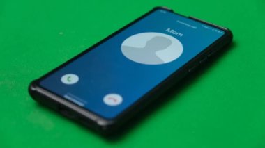 Akıllı telefondan bir arama geliyor. Annem arıyor..
