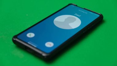 Akıllı telefondan bir arama geliyor. Babam çağırıyor..