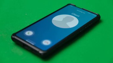 Akıllı telefondan bir arama geliyor. Müşterim arıyor..