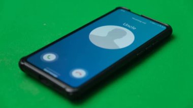 Akıllı telefondan bir arama geliyor. Amcam arıyor..