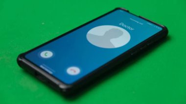 Akıllı telefondan bir arama geliyor. Doktorum arıyor..