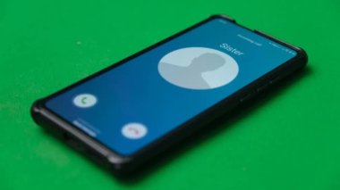 Akıllı telefondan bir arama geliyor. Kız kardeşim arıyor..