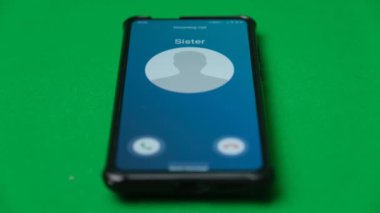 Akıllı telefondan bir arama geliyor. Kız kardeşim arıyor..