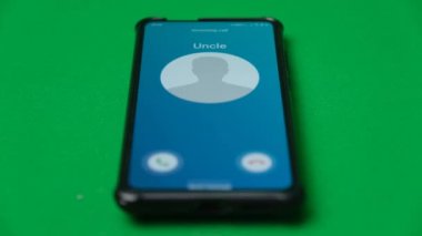 Akıllı telefondan bir arama geliyor. Amcam arıyor..