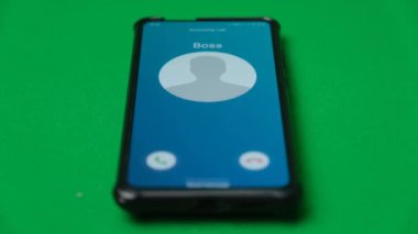 Akıllı telefondan bir arama geliyor. Patronum arıyor..