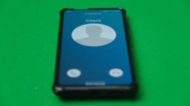 Akıllı telefondan bir arama geliyor. Müşterim arıyor..