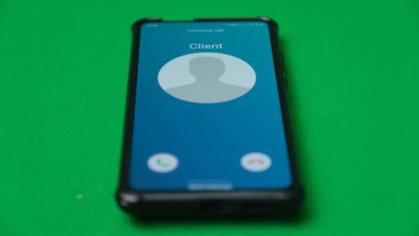 Sta arrivando una chiamata allo smartphone. Il mio cliente sta chiamando. — Video Stock