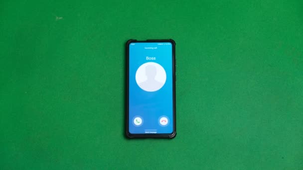 Auf das Smartphone kommt ein Anruf. Mein Chef ruft an. — Stockvideo