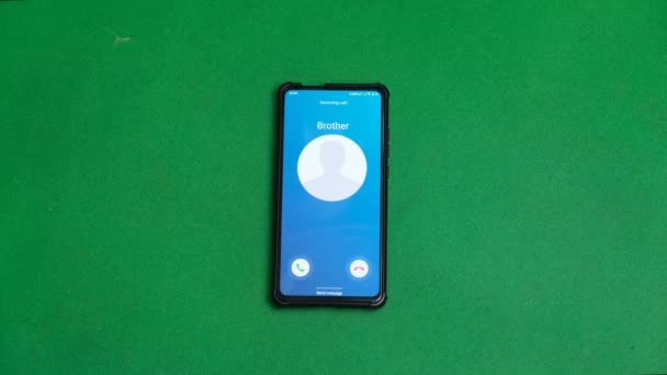 Está a chegar uma chamada para o smartphone. O meu irmão está a ligar.. — Vídeo de Stock