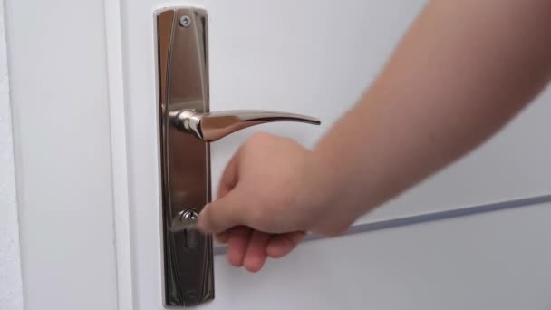 A férfi kinyitja a szoba ajtaját a kulccsal.. — Stock videók