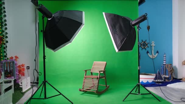 Estudio de fotografía o vídeo con dos luces de estudio hexagonales. Pantalla verde y silla fija — Vídeo de stock