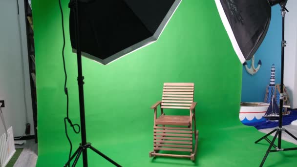 Estúdio de fotografia ou vídeo com duas luzes de estúdio hexagone. Tela verde e cadeira de balanço — Vídeo de Stock