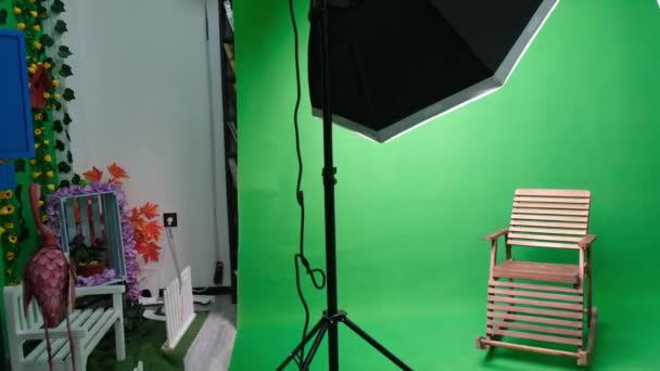 Studio photo ou vidéo avec deux lumières de studio hexagone. Écran vert et chaise fixe — Video
