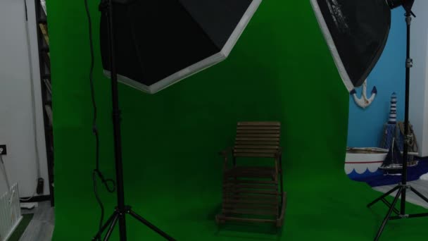 Foto- oder Videostudio mit zwei sechseckigen Studioleuchten. Green Screen und fester Stuhl — Stockvideo