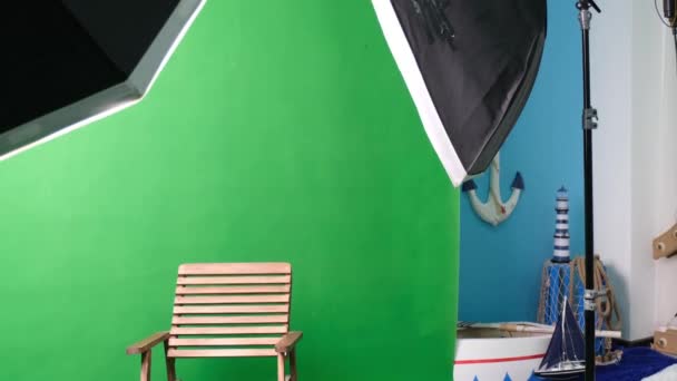 Foto- oder Videostudio mit zwei sechseckigen Studioleuchten. Green Screen und fester Stuhl — Stockvideo