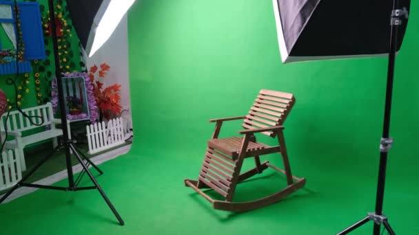 Fotografické nebo video studio se dvěma šestihrannými studiovými světly. Zelená obrazovka a houpací křeslo — Stock video