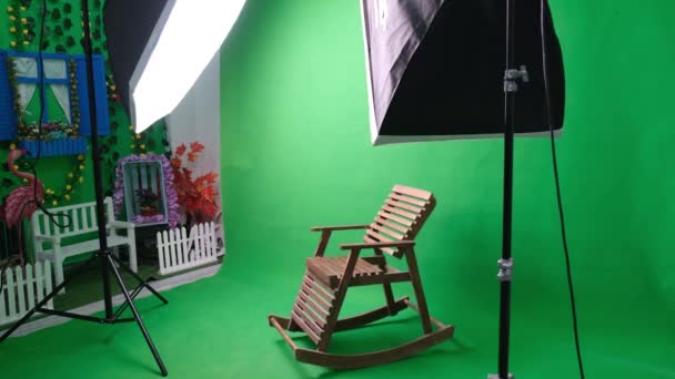 Studio fotograficzne lub wideo z dwoma sześciokątnymi lampami studyjnymi. Zielony ekran i fotel bujany — Wideo stockowe