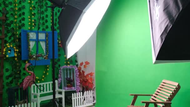 Altı köşeli stüdyo ışıkları olan fotoğraf ya da video stüdyosu. Yeşil ekran ve sabit sandalye — Stok video