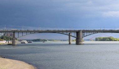Novosibirsk kentindeki Ob Nehri üzerindeki otomobil köprüsü