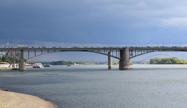 Most samochodowy nad rzeką Ob w mieście Nowosybirsk — Zdjęcie stockowe