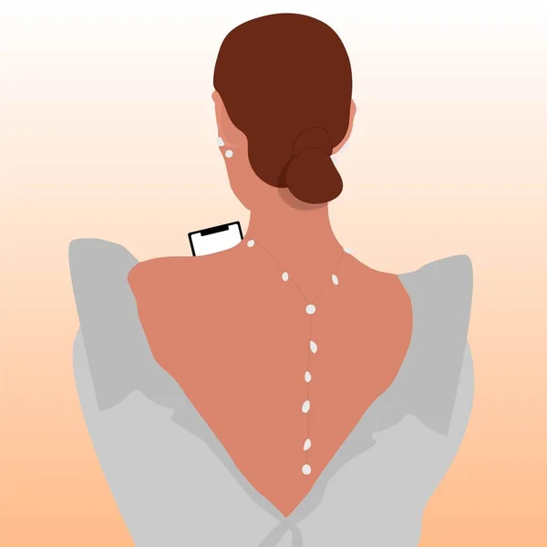 Chica morena con Smartphone en un vestido blanco de pie con su espalda con una decoración de perlas alrededor de su cuello y orejas. — Archivo Imágenes Vectoriales