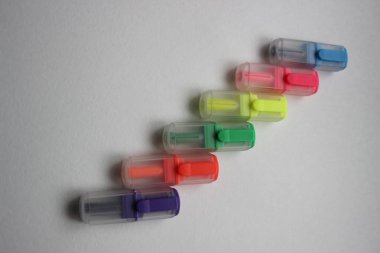 Beyaz arkaplanda bir ofis aracı