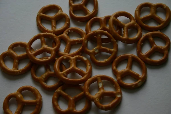 Pretzels Sal Fundo Branco — Fotografia de Stock