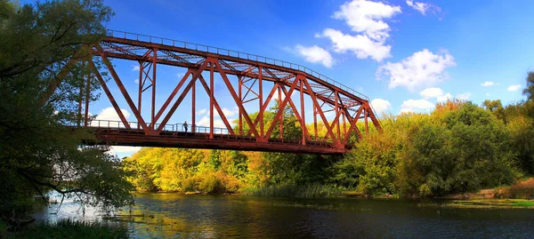 Γέφυρα Άντρας Στη Γέφυρα Γέφυρα Πάνω Από Ποτάμι — Φωτογραφία Αρχείου