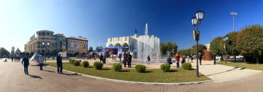 Güneşli bir gün, Kursk, çeşme, şehir merkezi, tiyatro salonu, şehrin merkezi, panorama, alışveriş merkezi, Pushkinsky