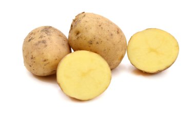 Beyaz arka planda patatesler
