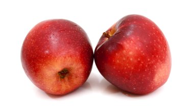 Beyaz arkaplanda izole edilmiş taze elmalar