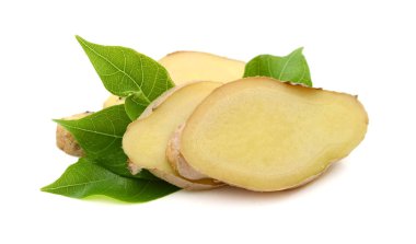 Beyaz arka planda dilimlenmiş zencefil