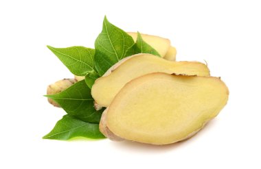 Beyaz arka planda dilimlenmiş zencefil