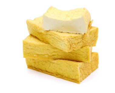 Beyaz zemin üzerine sarı tofu