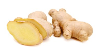 Ot ve medikal ürün kavramı için beyaz arka plan üzerinde taze zencefil kökü