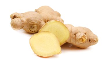 Zencefil kökü beyaz bir stüdyoda izole edilmiş..