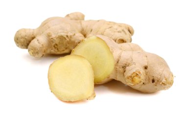 Zencefil kökü beyaz bir stüdyoda izole edilmiş..