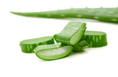 taze Aloe Vera yığılmış beyaz arka planda