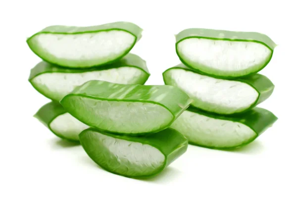 Aloe Vera Segar Ditumpuk Latar Belakang Putih — Stok Foto