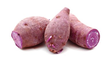 Beyaz arka plan üzerinde izole ham tatlı patates