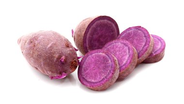 Beyaz arka planda tatlı patates