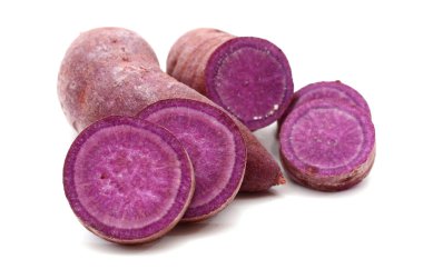 Beyaz arka planda izole edilmiş tatlı patates