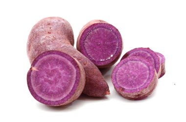 Beyaz arka planda izole edilmiş tatlı patates