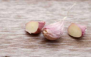 Sarımsak kesimleri mutfak tahtası.